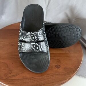 Oofos Unisex OOahh Recovery Black Paisley Print  Slide Sandals Size M 7 W 9